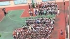 女教师撑伞讨好校领导？学校辟谣：两人是父女