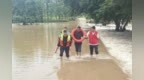 抱孩子、背老人、垒沙袋 湖北退役军人风雨中守护群众