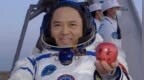 神二十一航天员张陆出舱，从太空带回一个苹果