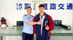 “老师，我晚点到，救个人！”