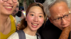 英伟达CEO黄仁勋现身夜市买烤玉米 因付费插队被网友热议