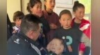 六一演节目男老师给孩子"洗脸式"化妆　主打一个快准狠