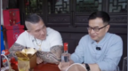 网红“馆长”打卡泸州酒厂：这款酒瓶身缺的一角是台湾