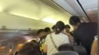 飞行途中男子举动异常想拉应急舱门，航司通报
