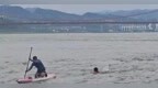 游泳爱好者激流遇险 “蛟龙”队员操控桨板救援