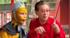 六小龄童现场给景区“孙悟空”扮演者上课，网友：正上班呢，祖师爷来了