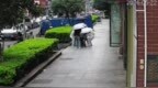 老人三次摔倒街头 7名市民先后三次接力扶起