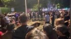 路面突然塌陷，目击者：两人连人带车掉了下去