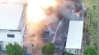 苏州一厂房在消防员救火时突然爆炸，火光冲天浓烟滚滚