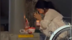 女生深夜蹲在路边给自己过生日