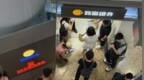 内地投资者扎堆涌入香港券商、银行，有人连夜“打飞的”赴港抢开户！监管全线收紧