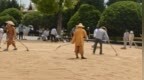 白马寺僧人顶着33℃气温收麦子晾晒，游客称还有义工和泰国僧人帮忙，景区回应