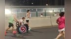残疾跑友参加南昌万人夜跑被接力推上坡 跑友赞其“超级超级棒”
