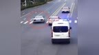胆大包天！安徽合肥一辆奥迪R8跑车在警车面前逆行“炸街”