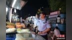 “监烤老师”坐镇烧烤摊 瞬间刷屏！