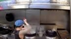 广东公布网络餐饮典型案例，“顺德一外卖后厨人员在锅里洗扫把”入选