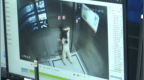 2名9岁女孩被困电梯2小时，轮流按求助键超35次，保安无动于衷称“别再按着玩”
