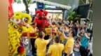 一艘传统龙船从河涌“游”入佛山市中心  岭南新天地打造“睇龙船、过龙门”端午新体验
