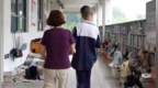 57岁母亲牵脑瘫儿子走向高考考场，成绩稳居班级前五