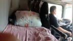 夫妻结伴跑货车，孩子留守家中仅靠视频相见