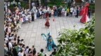 戏“聚”小镇（图）