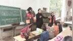 破旧古祠变身音乐课堂 退休教师11年每周往返19公里山路支教