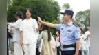 抚州崇仁两对父女共赴考场 高考考点外击掌互相加油