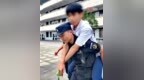 暖心！鄂州一考生骨折赴考 特警背送进出考场