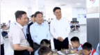 省委书记前往小学食堂，询问校园餐管理情况，与就餐学生、陪餐家长交流