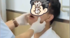 高考生进考场前打哈欠下巴脱臼，警察从送考家长里找到骨科医生复位