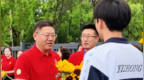 黑龙江同江市委书记送考被喊学霸，鼓励考生考得比哈工大更好