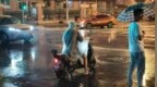 电闪雷鸣，风大雨急，房山已出现冰雹！未来1小时北京全市雷阵雨继续
