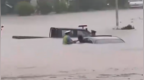 辅警游走百米，救出暴雨中被困车主