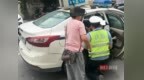 幼童突发高热抽搐 武汉交警紧急护送就医