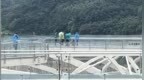 玻璃观景台被男童用伞扎裂，游客紧急疏散