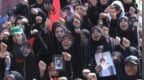 对着哈梅内伊等5人棺椁，伊朗民众群情激愤，高喊“美国去死”