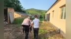 八旬老人离家两天被困山林 民警辅警背着老人走出丛林