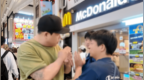 日本“撞人族”街头连环滋事，遭韩国博主当场制止，秒变怂包