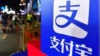 支付宝AI助手“阿宝”正式开放公测：无需邀请码，聚焦生活服务