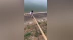荆门外卖小哥送餐时多看了一眼 救出两名被困儿童