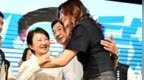 郑丽文主动拥抱卢秀燕江启臣，批民进党挑拨离间