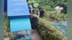 浑身湿透、满身泥泞，南城民警在暴雨中筑起生命防线