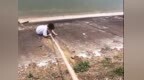 送餐途中看见两娃困在干渠陡坡 外卖小哥折返救援