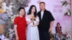 杨紫白玉兰庆功宴全家福曝光 父母眼里满是骄傲与珍视