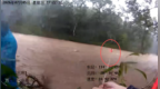 突降暴雨致群众被困河道中间 万载公安紧急救援