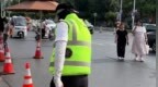 河南高温胖东来为室外员工配“空调服”及其他防暑用品