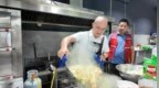 四菜一汤，村书记下厨为转移安置工人烹制暖心餐