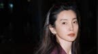 李冰冰一袭紫红色长裙淡妆出镜 神色悠然松弛感拉满