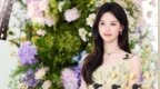 陈都灵穿淡黄碎钻吊带裙 妆容清透神态温柔氛围感拉满
