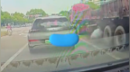 大货车等红灯爆胎，旁边小车被震得猛晃